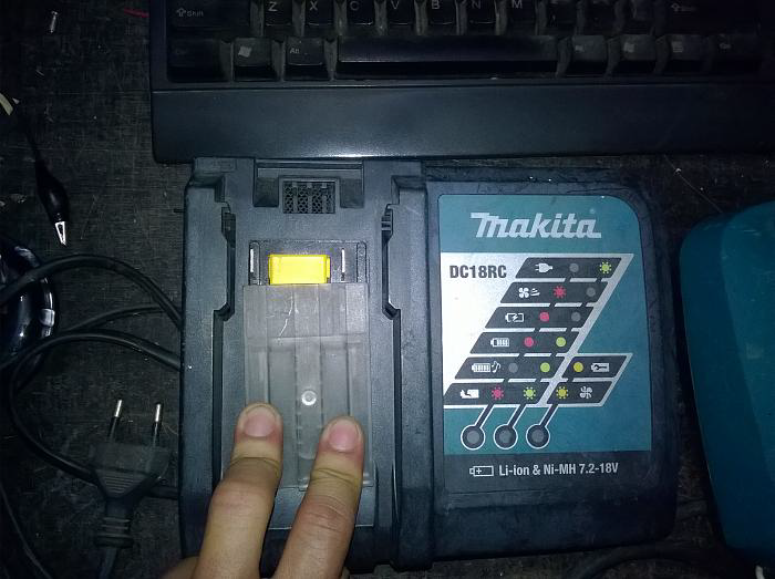 Máy khoan cầm tay sạc pin Makita loại pin dẹp